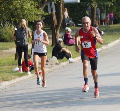 Dave Walters races toward the finish line in his record-setting Hidden Gem run. (EC)