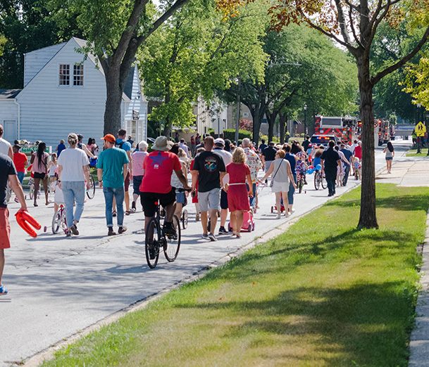 4th_of_July_2022-3 Flossmoor 4th of July participants head east along Flossmoor Road from Parker Junior High. (RBS)