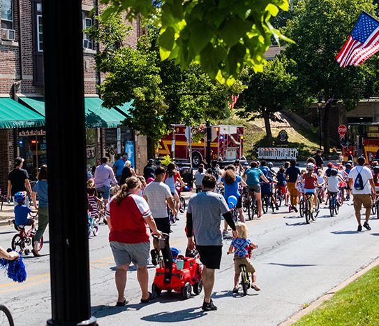 4th_of_July_2022-4 The Flossmoor 4th of July parade turns north on Sterling Avenue from Flossmoor Road. (RBS)