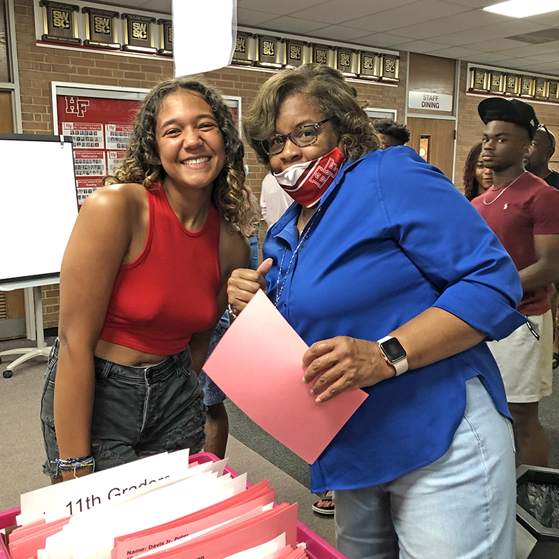 Senior Jade Harris gets her registration form from H-F staffer Annette Hall. (Marilyn Thomas/H-F Chronicle)
