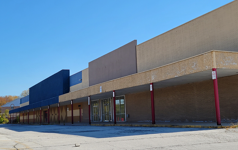 The building on West 183rd Street that once was home to the Brunswick Zone bowling alley, left, and Big Lots store is now owned by the village of Homewood and is slated for redevelopment. (Eric Crump/H-F Chronicle)