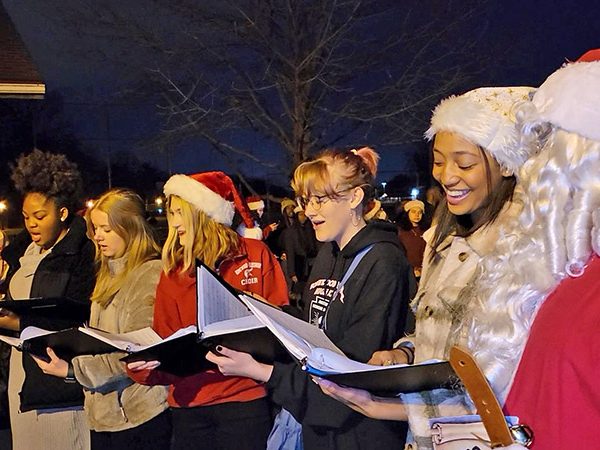 H-F High School choir members sing holiday favorites in Flossmoor Park on Nov. 26. (Eric Crump/H-F Chronicle)