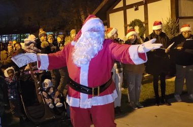 Santa Claus arrives at Flossmoor Park for the tree-lighting ceremony on Nov. 26. (Eric Crump/H-F Chronicle)