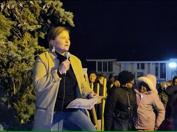 Flossmoor Mayor Michelle Nelson reads from Santa's Nice List the names of all the people and organizations that contributed to the village's holiday festival. She then led the countdown to the tree lighting. (Eric Crump/H-F Chronicle)