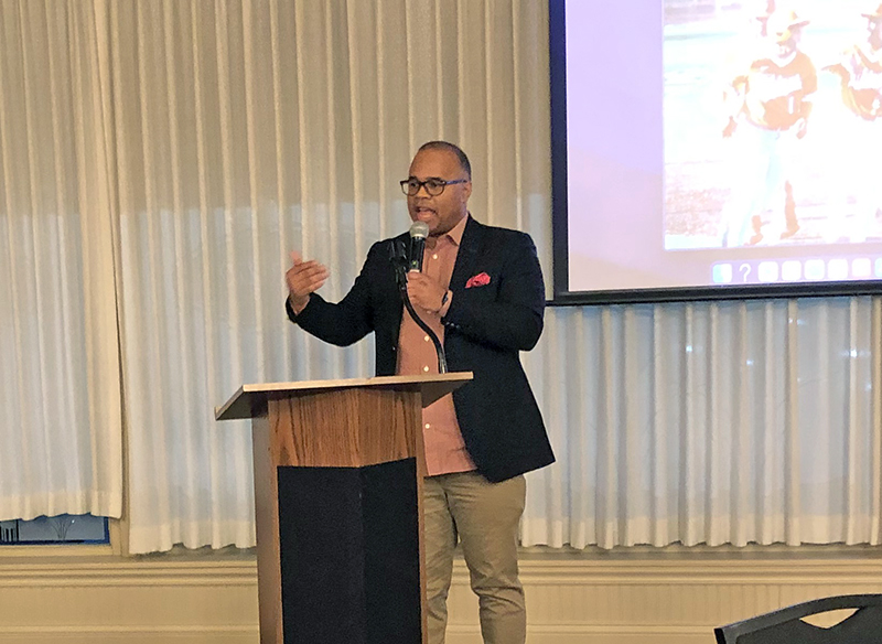 Laurence Holmes, host on WSCR "The Score," addresses supporters of H-F Vikings baseball at an annual fundraiser for the program on Saturday, Jan, 27. (Marilyn Thomas/H-F Chronicle)