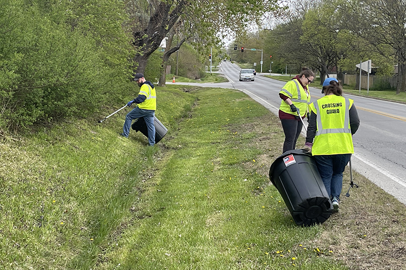 Volunteers take to cleaning up litter on Governors highway. (Christian Villanueva/H-F Chronicle)