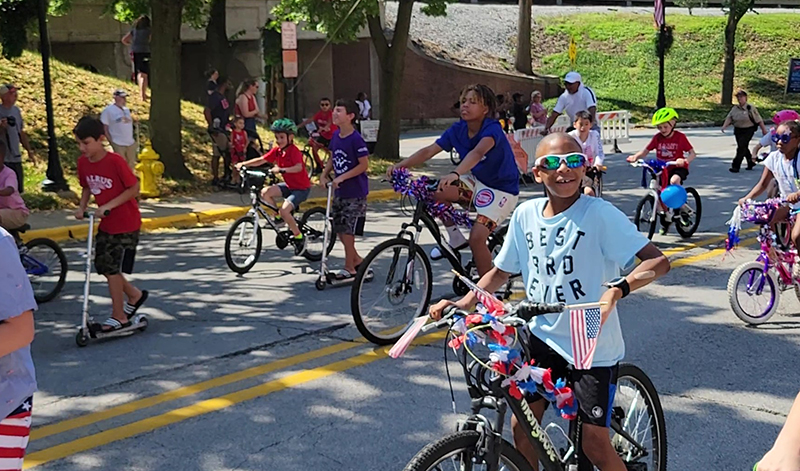 Kids head south on Sterling Avenue to the traffic circle, where Independence Day festivities continued following the parade. (Eric Crump/H-F Chronicle)