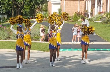 Parker Junior High School cheer team cheers on the runners as they go down Burns Avenue. (Jalyn Edwards/H-F Chronicle)