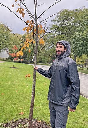Despite the rain picking up, David Becker, forestry maintenance technician for the Village of Flossmoor, maintains the crowd’s interest in trees during the Guided Fall Tree Walk. (Bill Jones/H-F Chronicle)
