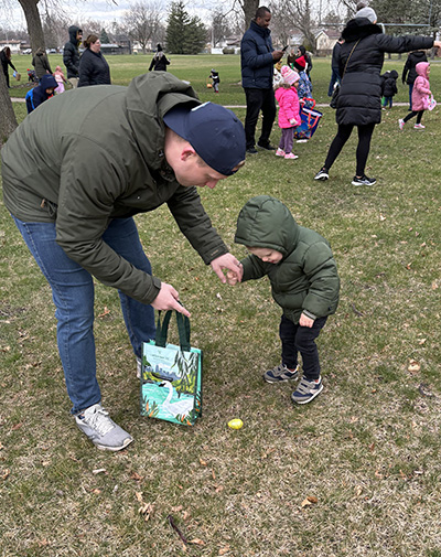 Dad Kyle Kibler points to an egg for his son Charlie, 2. (Marilyn Thomas/H-F Chronicle)