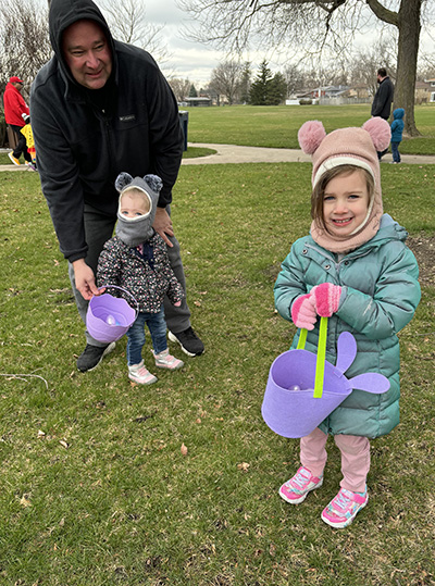 Grandpa Chris Sewell came out to give an assist to granddaughters Maeve McClure, 2, and sister Bailey, 4. (Marilyn Thomas/H-F Chronicle)