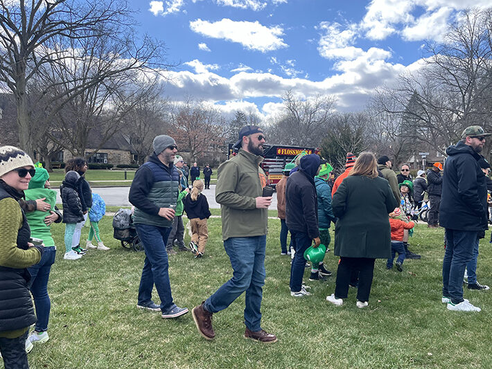 The parade ends where it began, at Flossmoor Community House. (Nick Ulanowski/H-F Chronicle)