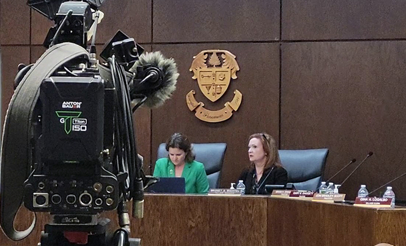 Flossmoor Mayor Michelle Nelson, left, and Village Manager Bridget Wachtel prepare for the March 18 board meeting. (Eric Crump/H-F Chronicle)