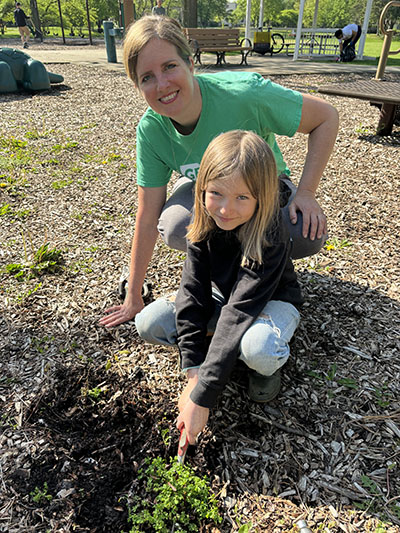 Jess Groen came out with her daughter, Corrie, to volunteer at Leavitt Park in Flossmoor. (Marilyn Thomas/H-F Chronicle)