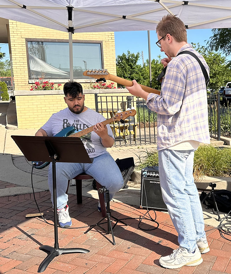 Guitarists Andrew Moreno (left) and Justin Prez team fill the Market air with beautiful music. The duo said they were booked to play a festival in Pilsen after the Market. (Karen Torme Olson/H-F Chronicle)