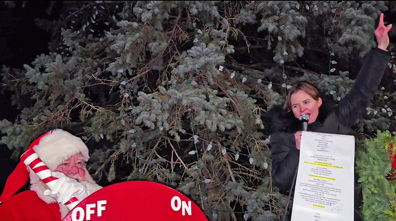 Flossmoor Mayor Michelle Nelson leads the crowd in the countdown to the lighting of the community Christmas tree at Celebrate the Season in Flossmoor Park on Nov. 30. (Eric Crump/H-F Chronicle)