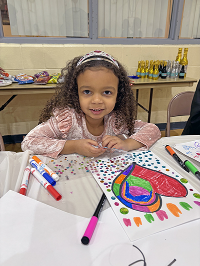 Amorelle Orr, 5, of Flossmoor, creates artwork during the Noon Year's Eve celebration Dec. 31. (Marilyn Thomas/H-F Chronicle)