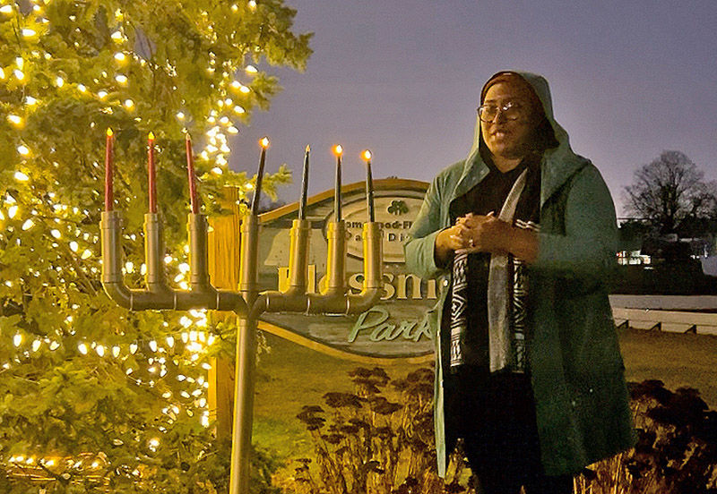 Shannon Pelote discusses the meaning of Kuumba with members of the audience at Flossmoor Park on Dec. 31. (Faith Lee/H-F Chronicle)