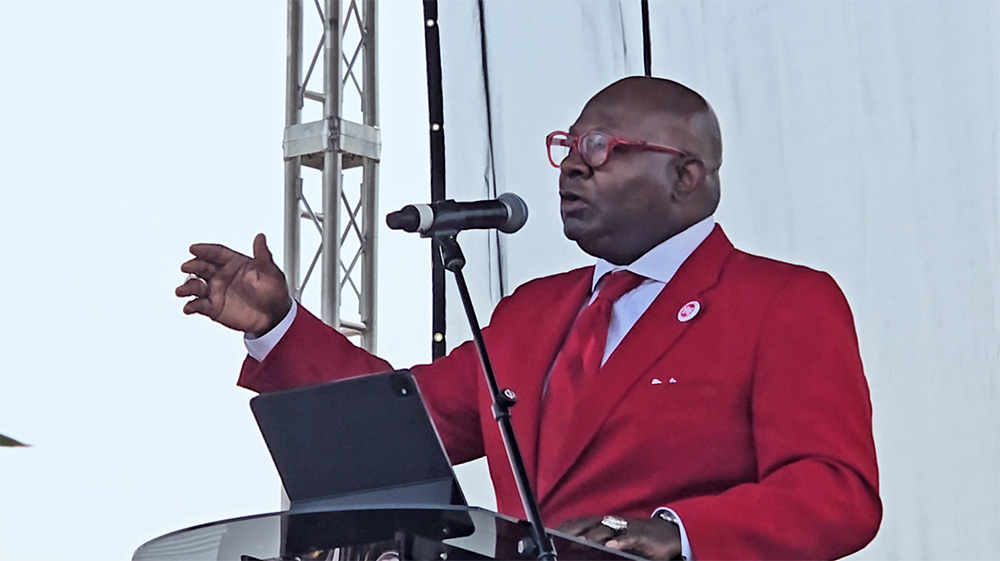 District 233 Board of Education President Gerald Pauling II delivers the commencement address to the H-F High Class of 2025 on Sunday, June 1. (Eric Crump/H-F Chronicle)