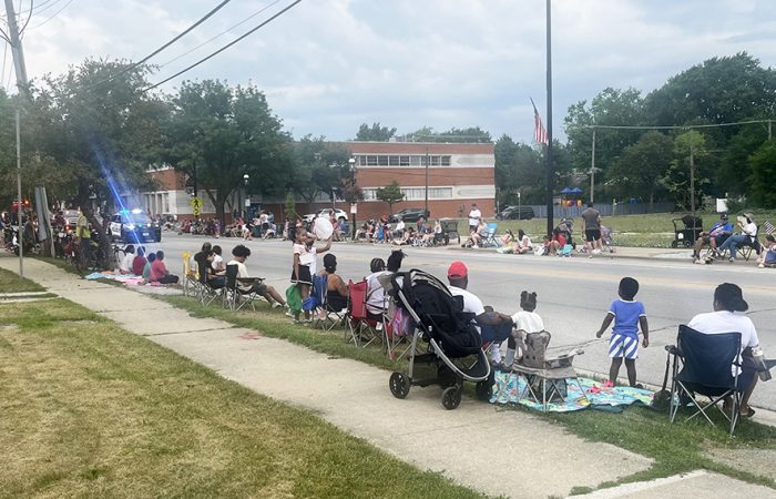 Community members get ready to watch the 4th of July parade in Homewood. (Nick Ulanowski / H-F Chronicle)