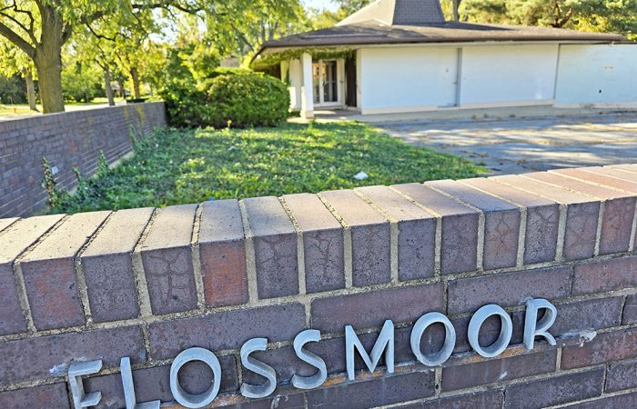 The vacant office building at 18708 Dixie Highway in Flossmoor was designed by John McPherson. (Eric Crump/H-F Chronicle)