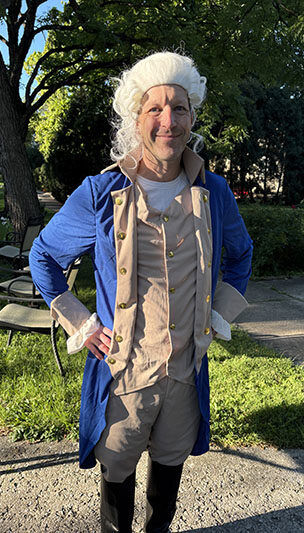 Jim O'Keefe welcomes runners as the character Alexander Hamilton from the musical "Hamilton." (Marilyn Thomas/H-F Chronicle)