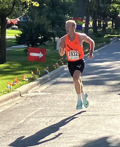 At the 10-mile point, race leader Colin Mickow was more than a minute ahead of the next runner. (Randall Weissman/H-F Chronicle)