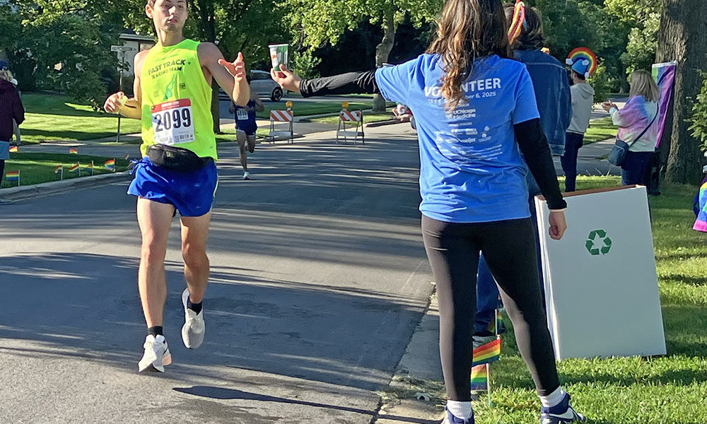 Dozens of volunteers in the Flossmoor Park neighborhood made sure Hidden Gem runners had ample access to water and Gatorade. (Randall Weissman/H-F Chronicle)