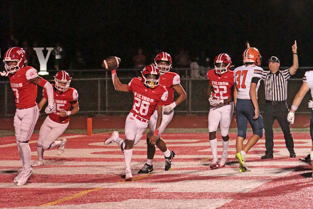 Kourtney Smith (No. 28) recovers a blocked punt in the endzone to put the Vikings on top by 7. (Benjamin Faoro/H-F Chronicle)