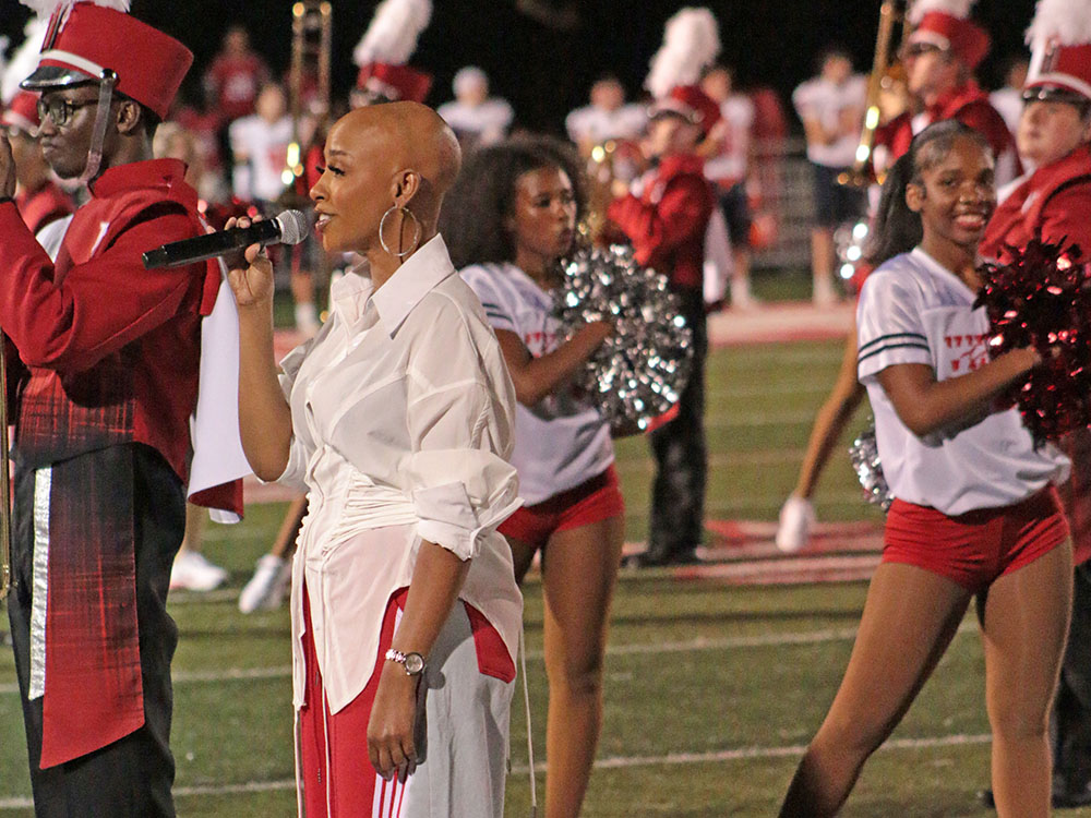 Chicago Music Award Winner for “Best Female Vocalist” and Homewood-Flossmoor High alumna Keya Trammell sings the national anthem before the homecoming football game on Sept. 19. (Benjamin Faoro/H-F Chronicle)