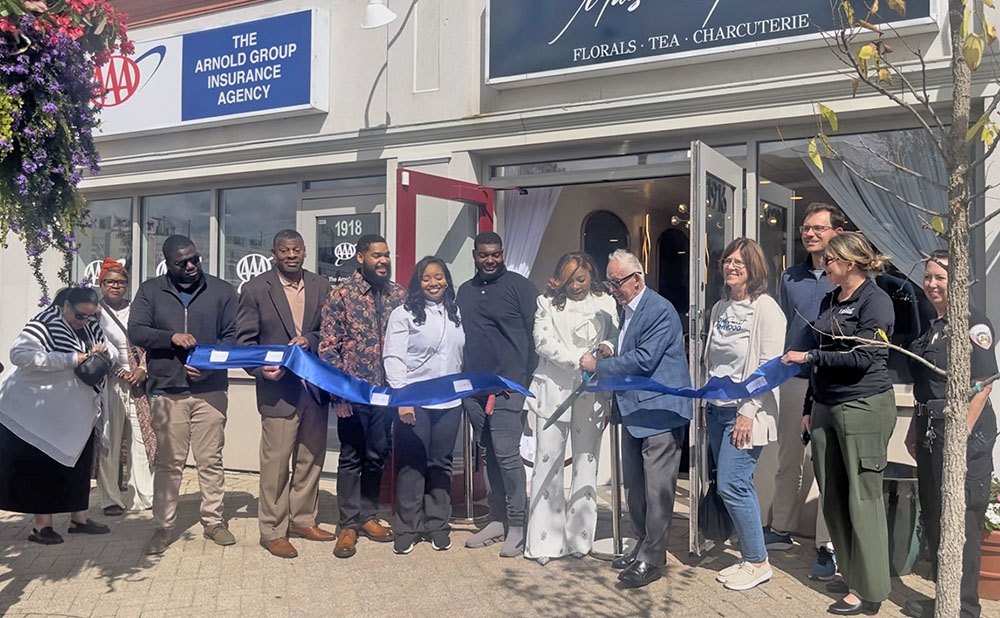 Maison des Fluers owner Lanise Swarn, left, holds the scissors with Homewood Mayor Rich Hofeld and cuts the blue ribbon at the grand opening celebration on Sept. 5. (Nick Ulanowski / H-F Chronicle)