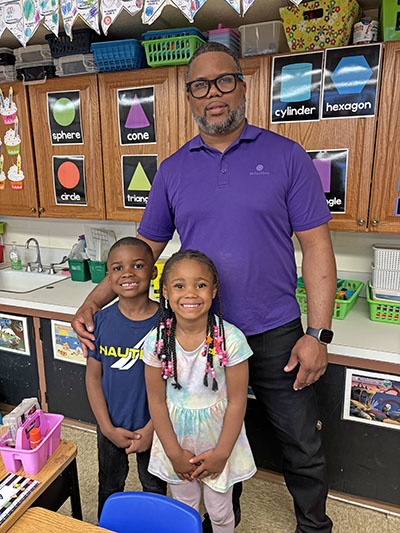 Kindergartener Alayna Walker, 5, shows off her desk at Willow School to her dad, Orlando Walker, and brother Mason, 6. (Marilyn Thomas/H-F Chronicle)