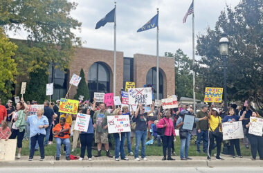 Hundreds gathered Saturday, Oct. 18, for a No Kings rally at the veterans memorial on Harwood Avenue. (Nick Ulanowski/ H-F Chronicle)