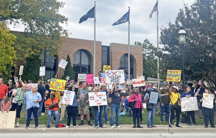 Hundreds gathered Saturday, Oct. 18, for a No Kings rally at the veterans memorial on Harwood Avenue. (Nick Ulanowski/ H-F Chronicle)