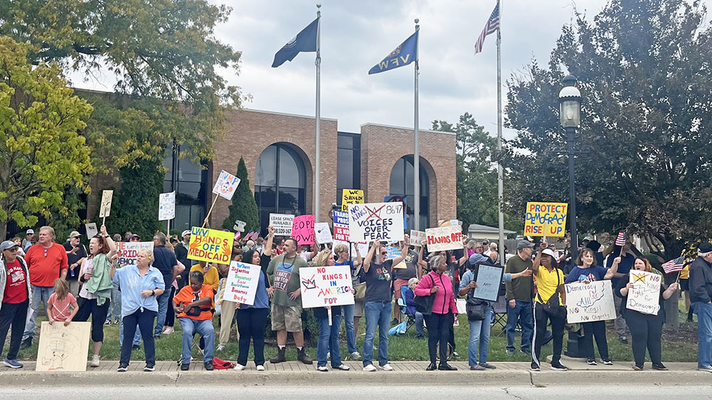 Hundreds gathered Saturday, Oct. 18, for a No Kings rally at the veterans memorial on Harwood Avenue. (Nick Ulanowski/ H-F Chronicle)
