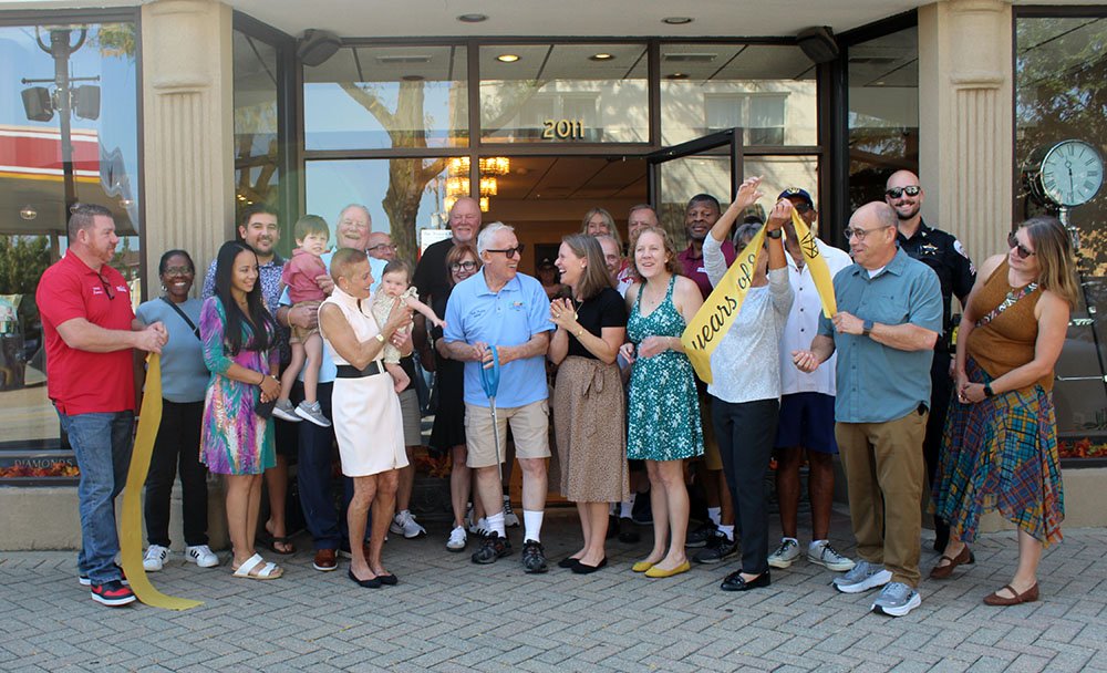 The Van Sipma family officially marks 125 years in business with a ribbon-cutting alongside Homewood Mayor Rich Hofeld (center) on Saturday, Oct. 4. (Nuha Abdessalam/H-F Chronicle)