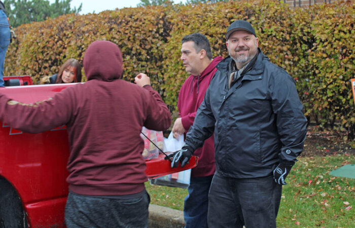 Suburban Access delivers 1,000 Thanksgiving meals amid rising need#12_web