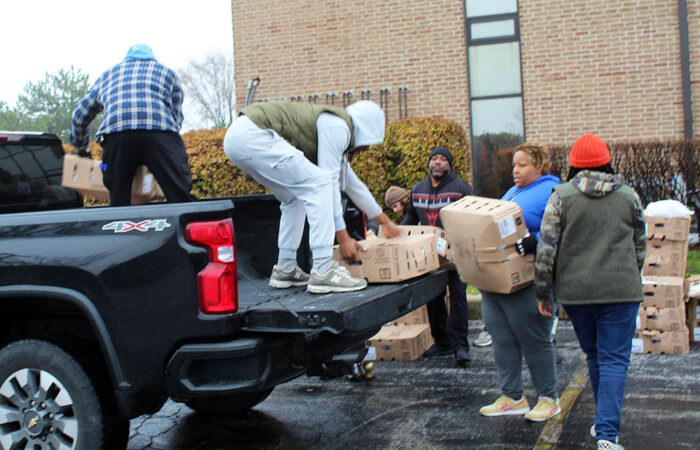 Suburban Access delivers 1,000 Thanksgiving meals amid rising need#2_web