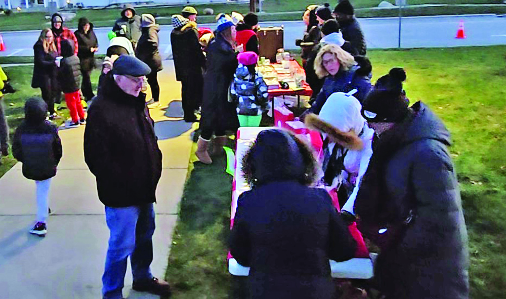 FSL members, right, sell luminaries at the 2024 Flossmoor tree lighting event. (Chronicle file photo)