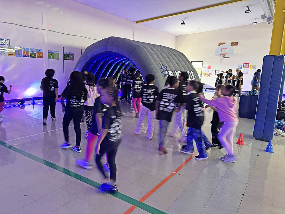 Willow School students get ready to run through the tunnel set up as part of the Glow Run fundraiser. (Marilyn Thomas/H-F Chronicle)
