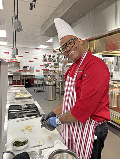 Jerl Griffin, a 1991 alumnus of Homewood-Flossmoor High School, spoke to students in culinary classes about his work as a regional executive chef. (Marilyn Thomas/H-F Chronicle)
