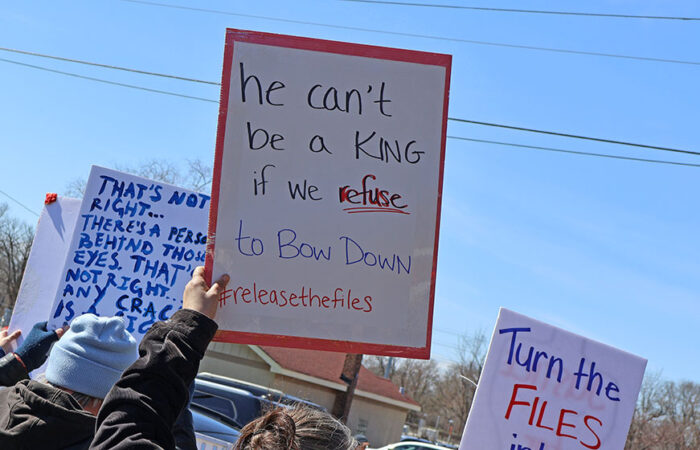Signs rise above the crowd along Harwood AVenue during the No Kings rally on March 28, including one reading “he can’t be a king if we refuse to bow down,” as people gather outside the Homewood Veterans Memorial. (Nuha Abdessalam/H-F Chronicle)