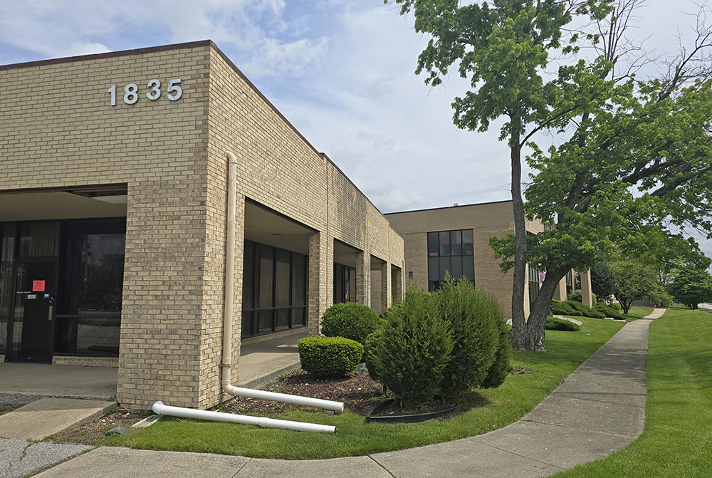 Flossmoor trustees approved a measure May 4 to acquire parcels that are part of the office complex at 1835 Dixie Highway. The village plans to convey the property to a new LLC that will try to redevelop the site. (Eric Crump/H-F Chronicle)
