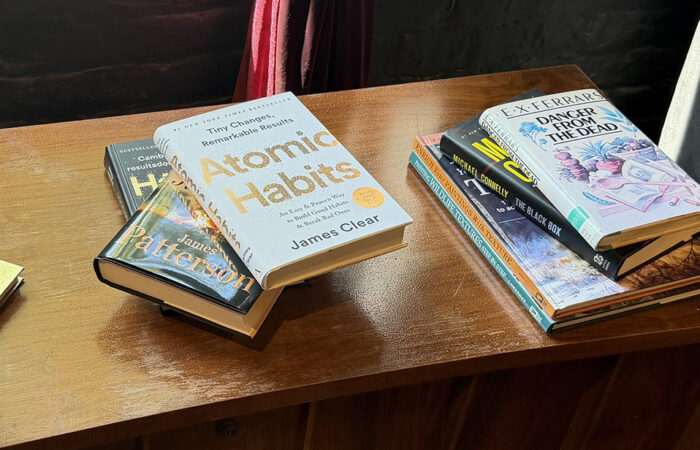 Books inside Old Fashion Donuts & Cafe that customers can read or exchange. (Nick Ulanowski / H-F Chronicle)
